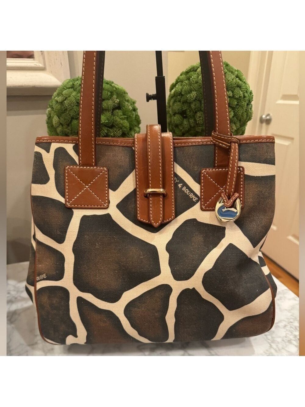 Dooney & Bourke - Giraffe Coated Canvas Tote, Very Nice Condition Shoulder Strap - Picture 2 of 12